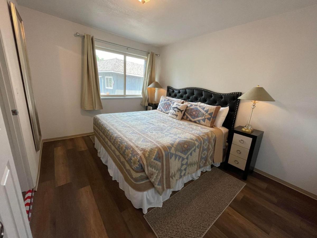 Riverfront Lodging Shady Cove Exteriér fotografie