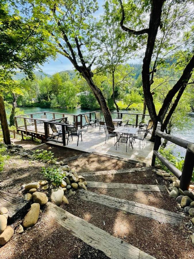 Riverfront Lodging Shady Cove Exteriér fotografie