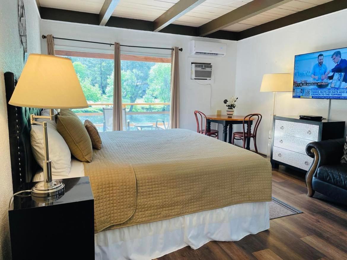Riverfront Lodging Shady Cove Exteriér fotografie