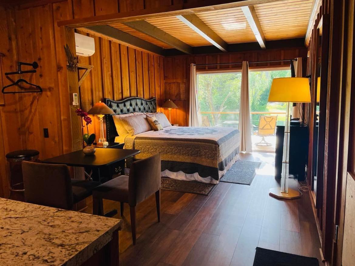 Riverfront Lodging Shady Cove Exteriér fotografie