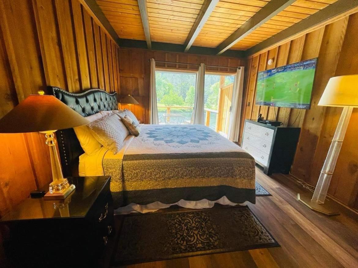 Riverfront Lodging Shady Cove Exteriér fotografie