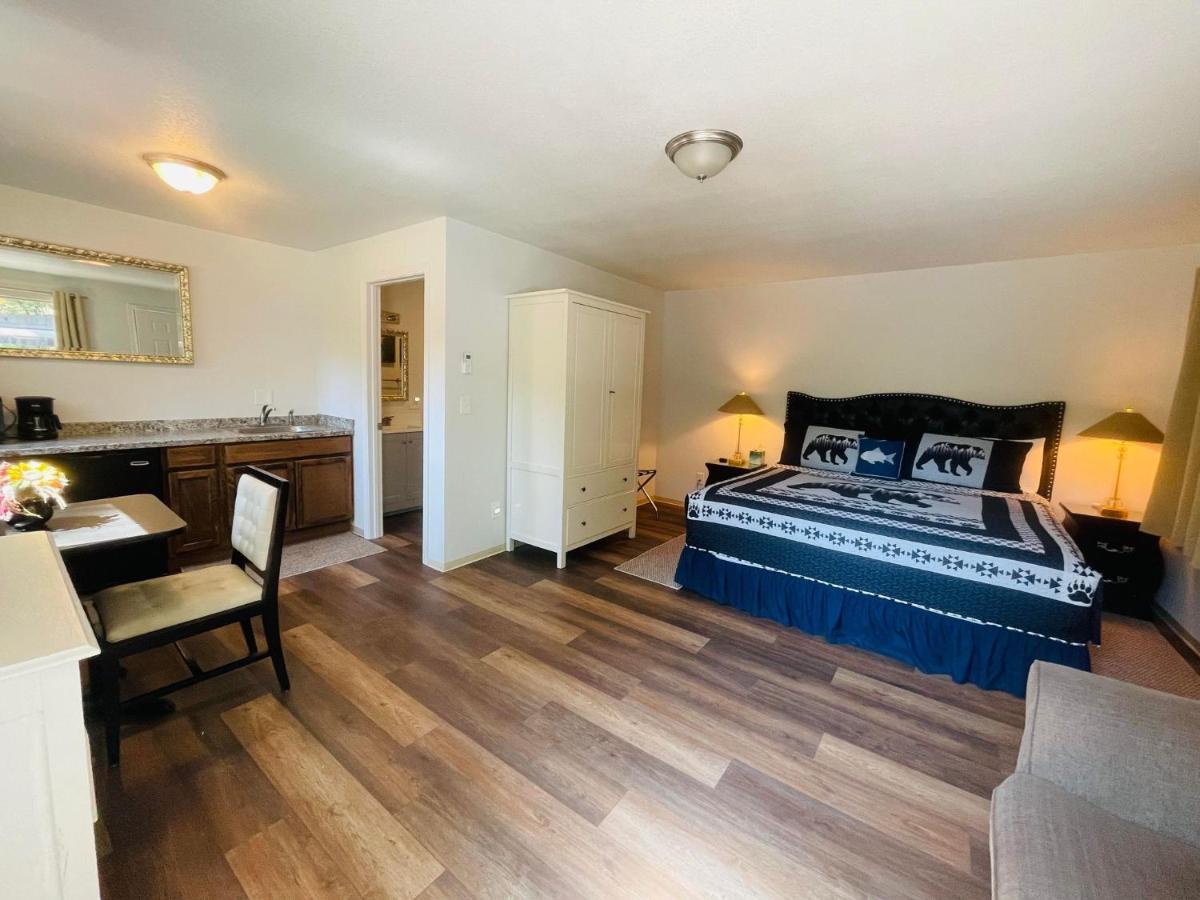 Riverfront Lodging Shady Cove Exteriér fotografie